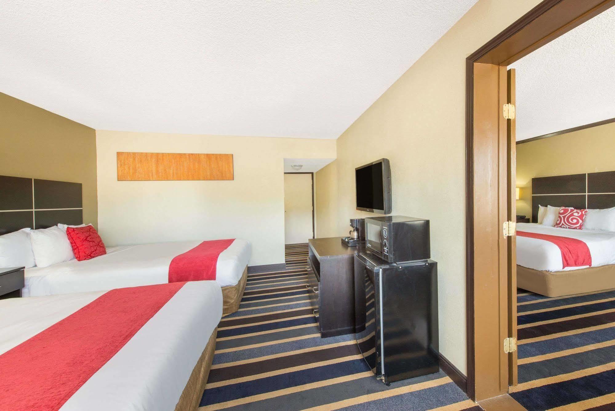 Hotel Ramada By Wyndham Albuquerque East Exterior foto